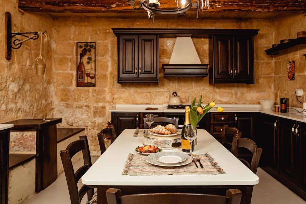 Enchanting 2Bdr Townhouse In Valletta Centre! Exterior photo